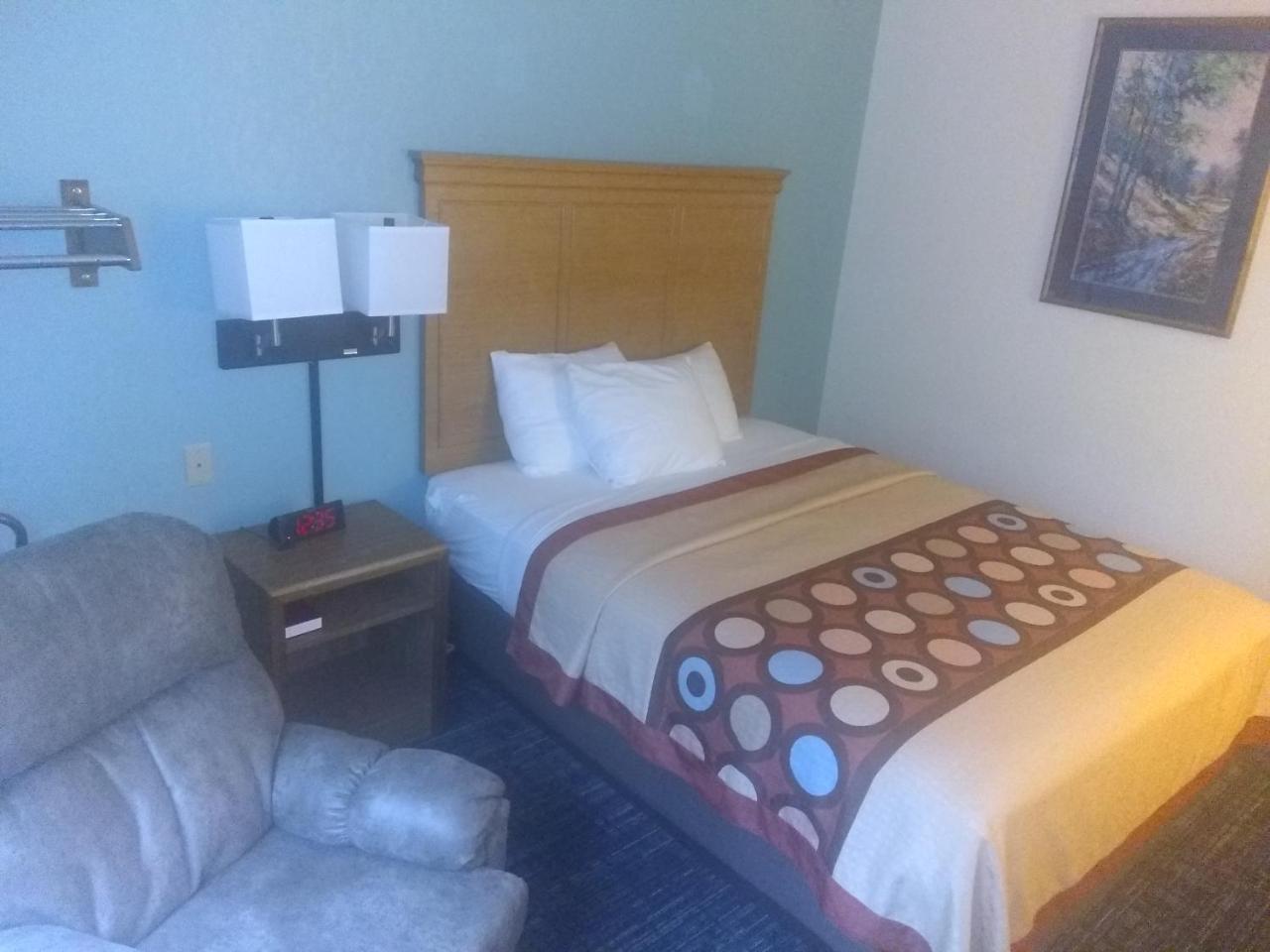 Super 8 By Wyndham Baxter/Brainerd Area Hotel Exterior photo